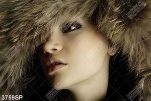 Tranh cô gái trẻ đội chiếc mũ lông