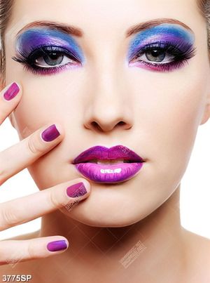 Tranh người mẫu make up tông tím nổi bật
