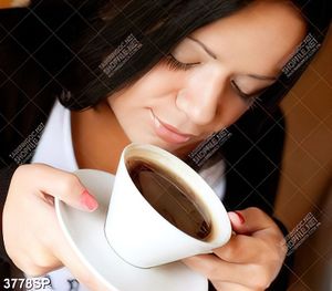 Tranh cô gái thường thức tách café