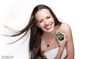 Tranh cô gái trẻ cầm hộp quà cười rạng rỡ