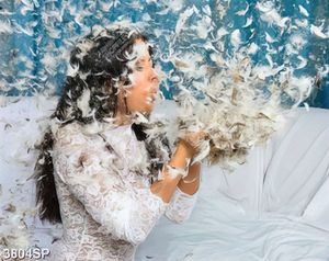 Tranh cô gái thổi lông ngỗng