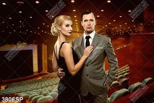 Tranh cặp đôi đứng trong nhà hát