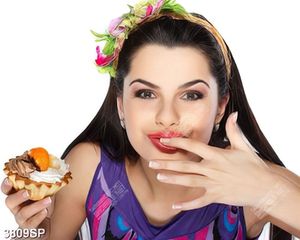 Tranh cô gái trẻ ăn bánh ngọt