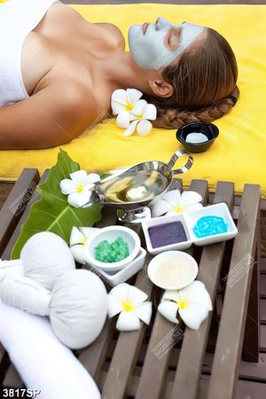 Tranh cô gái nằm đắp mặt nạ