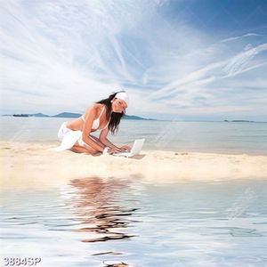 Tranh cô gái mặc bikini trắng ngồi bên bãi biển