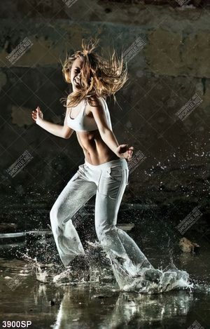 Tranh cô gái nhảy múa trên vũng nước