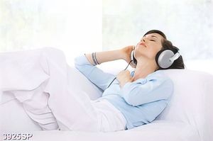 Tranh cô gái ngồi trên ghế nghe nhạc