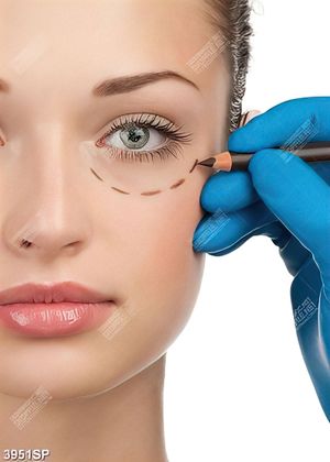Tranh gương mặt cô gái trẻ treo spa