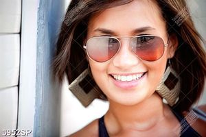 Tranh cô gái trẻ sành điệu