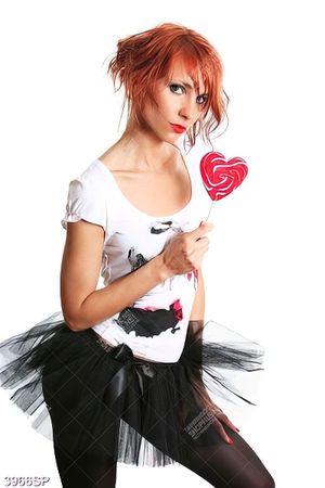 Tranh cô gái cầm kẹo trái tim đỏ