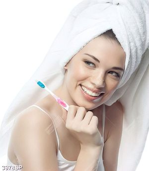 Tranh cô gái cười rạng rỡ