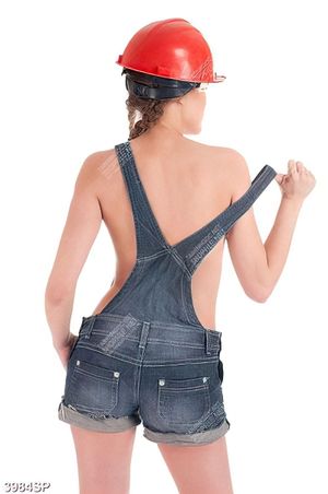 Tranh cô gái mặc yếm jean gợi cảm