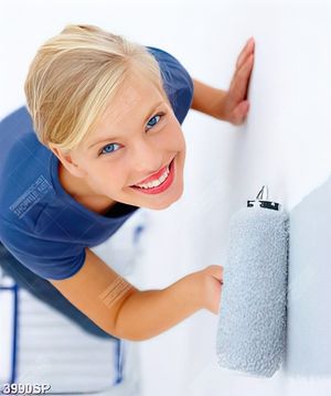 Tranh cô gái trẻ lăn sơn tường