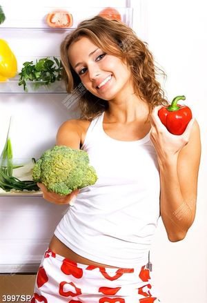 Tranh cô gái trẻ đứng bên tủ lạnh