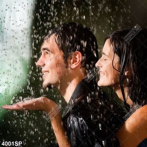 Tranh cặp đôi đứng dưới mưa
