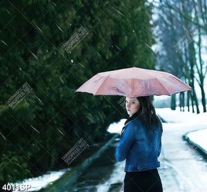 Tranh cô gái trẻ đứng che ô