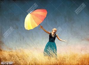 Tranh vẽ cô gái cầm chiếc ô sắc màu