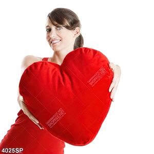 Tranh cô gái cầm chiếc gối trái tim đỏ