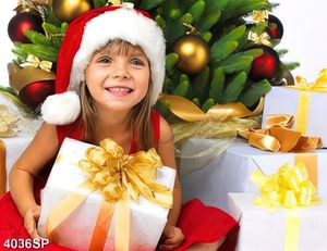 Tranh cô bé cầm hộp quà noel