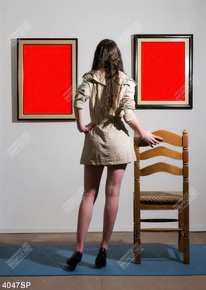 Tranh cô gái đứng trong phòng triển lãm tranh