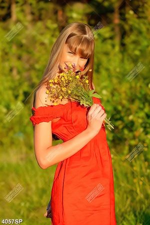 Tranh cô gái vặc váy đỏ
