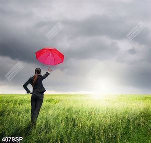 Tranh cô gái cầm ô đỏ