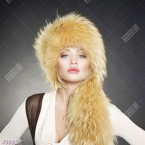 Tranh cô gái tập đội mũ lông