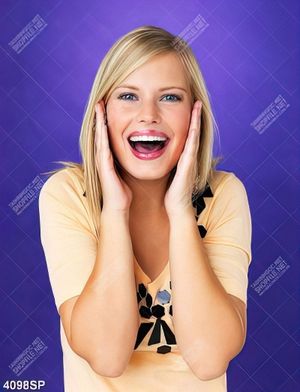 Tranh cô gái cười rạng rỡ