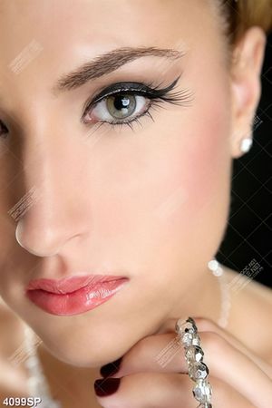 Tranh gương mặt xinh đẹp
