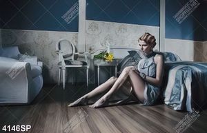 Tranh cô gái ngồi trên sàn
