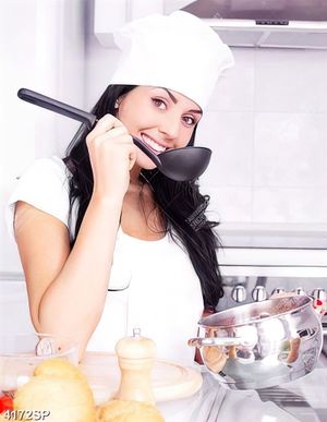 Tranh gương mặt cô gái trẻ treo spa