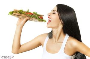 Tranh cô gái cầm bánh mỳ
