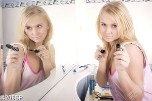 Tranh nghệ thuật cô gái mặc váy đỏ đứng dưới trời mây