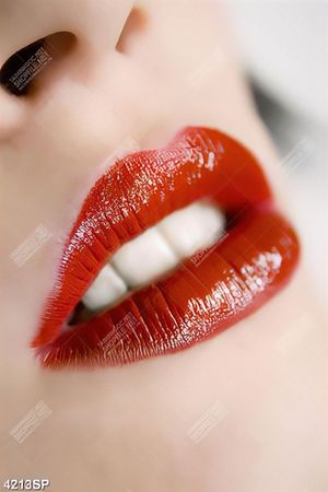 Tranh đôi môi đỏ gợi cảm