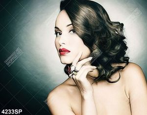 Tranh người đẹp đứng dựa bên bức tường