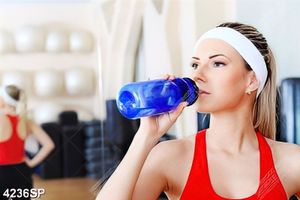 Tranh cô gái trẻ uống nước