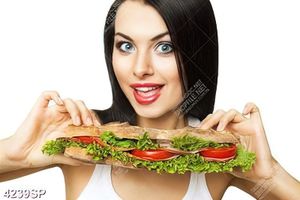 Tranh cô gái cầm bánh mỳ