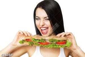 Tranh cô gái cầm bánh mỳ