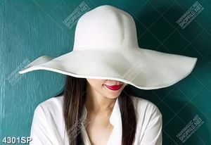 Tranh cô gái đội mũ trắng