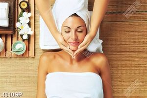 Tranh cô gái nằm chăm sóc da trong spa