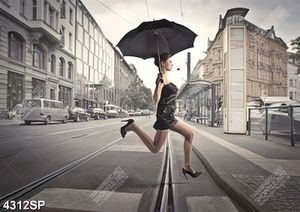 Tranh nghệ thuật cô gái cầm ô qua đường