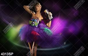Tranh người mẫu mặc váy tím nghệ thuật