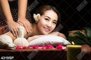 Tranh cô gái xinh đẹp nằm massage thư giãn