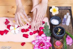 Tranh chăm sóc da chân trong spa