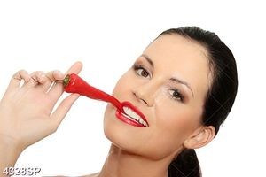 Tranh người đẹp cắn ớt đỏ