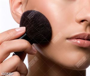 Tranh gương mặt đánh má hồng