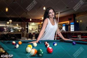 tranh billiard pool snooker bi a bi-a Tranh cô gái bên bàn bida