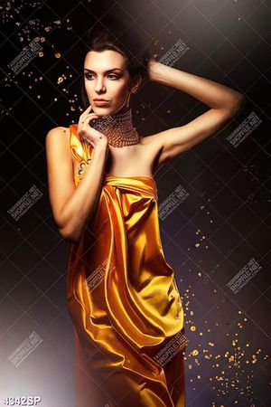 Tranh nghệ thuật người đẹp mặc váy vàng