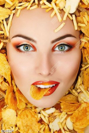 Tranh gương mặt cô gái