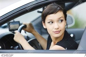 Tranh cô gái trẻ ngồi trong xe ô tô